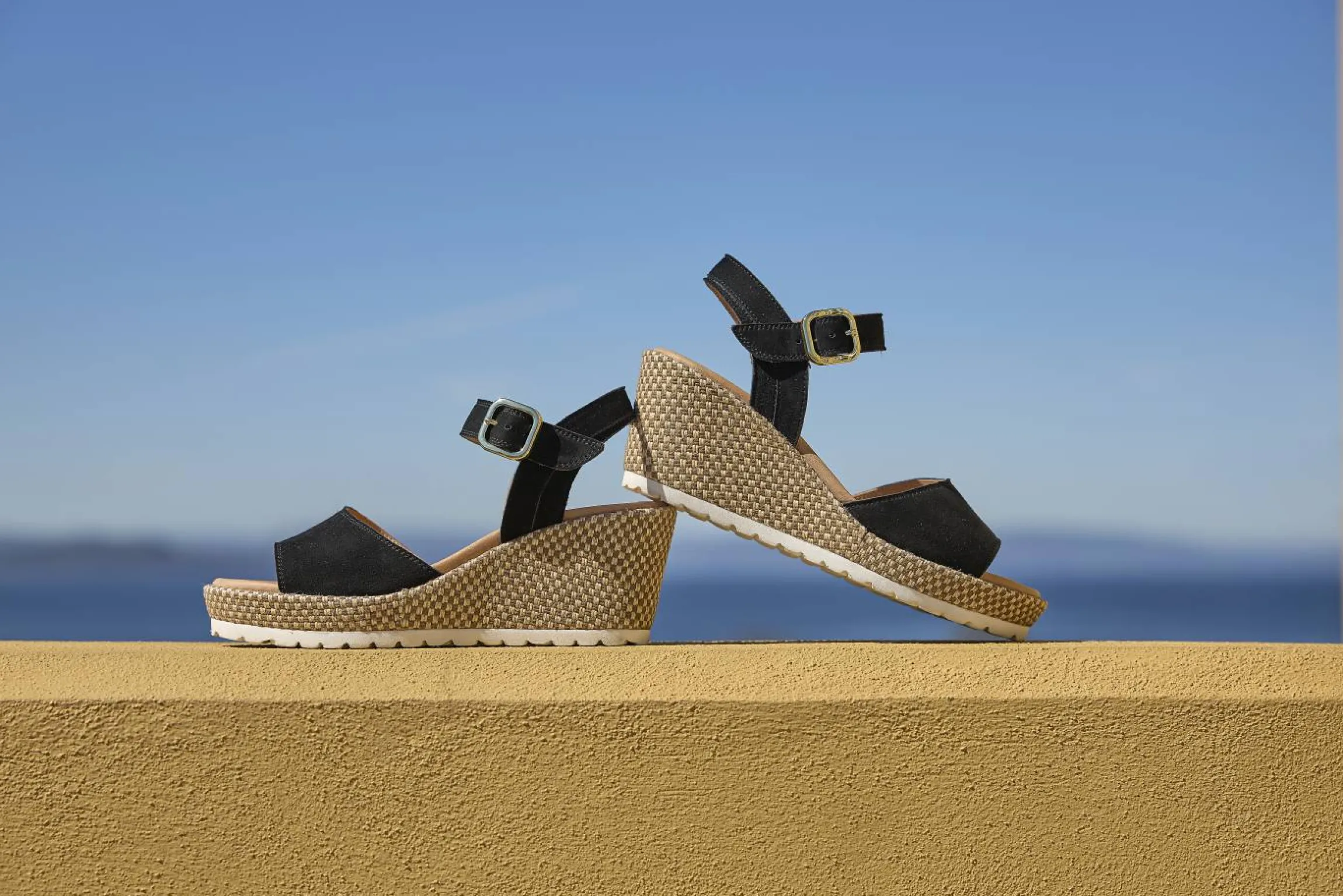 Elegant og komfortabel kilesandal