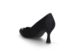 Elegant pumps